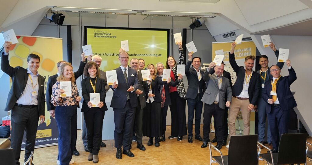 Gruppenfoto aller anwesenden Autor:innen des Jahrbuch "Weiterbildung sichtbar machen!"