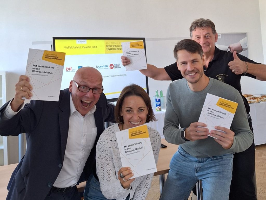 v.l.n.r.: Christian Bayer, Judith Wallner, Daniel Noppinger und Martin Röhsner feiern vorab schon die kommende Präsentation des neuen Jahrbuch Weiterbildung!